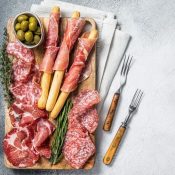 Planche de charcuterie italienne, prosciutto et olives