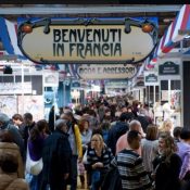 Visiteurs au marché italien « Benvenuti in Francia »