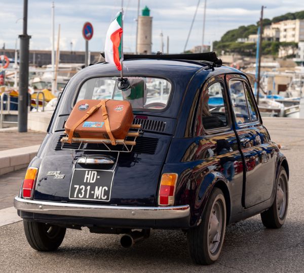 Fiat 500 avec drapeau italien sur le port de Cassis
