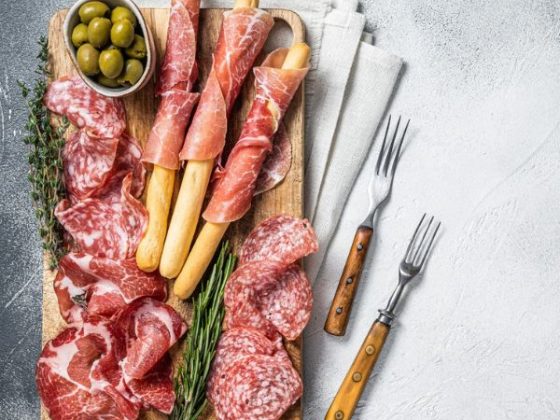 Planche de charcuterie italienne, prosciutto et olives