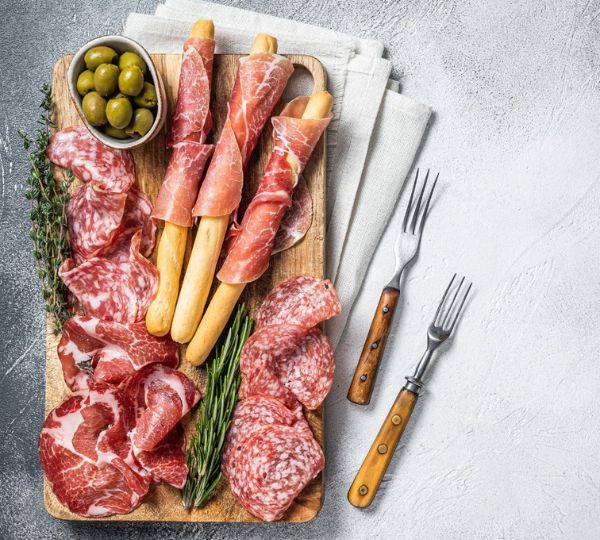 Planche de charcuterie italienne, prosciutto et olives