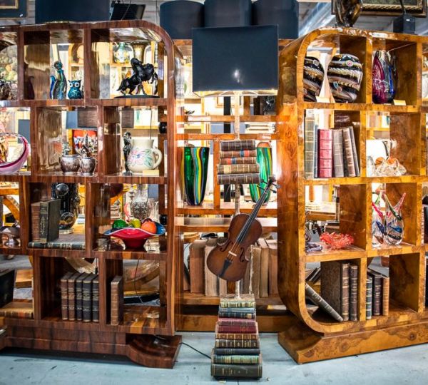 Stand di artigianato e antiquariato alla fiera Mercante in Fiera