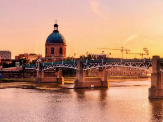 Toulouse au coucher du soleil, le dôme de la Grave et le pont Saint-Pierre