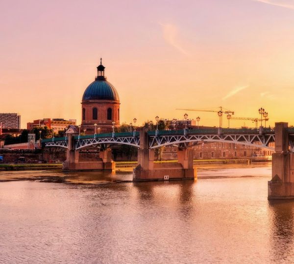 Toulouse au coucher du soleil, le dôme de la Grave et le pont Saint-Pierre