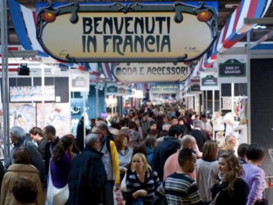 Visiteurs au marché italien « Benvenuti in Francia »