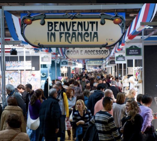 Visiteurs au marché italien « Benvenuti in Francia »